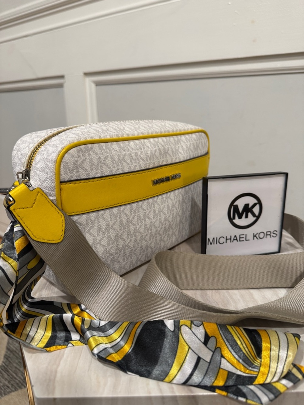Michael Kors Bag Kenly Jet Set Signature Logo White Yellow Camera Crossbody